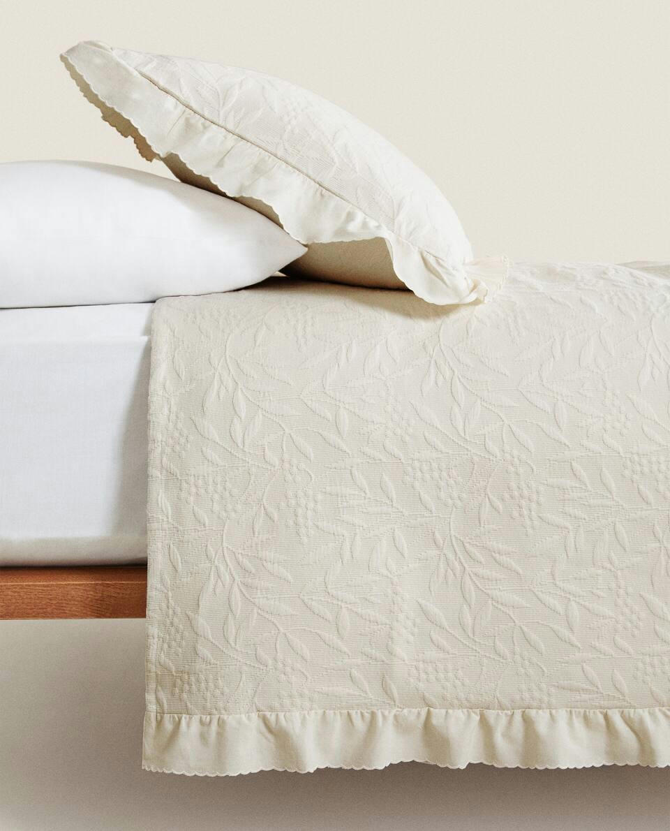 RUFFLE TRIM BEDSPREAD