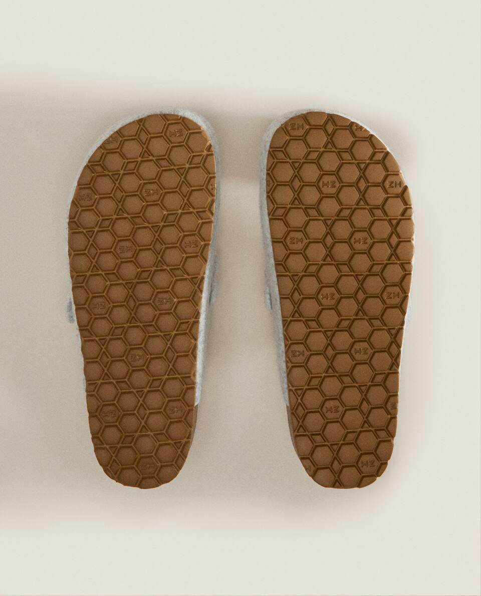 COVERED BUCKLE FELT MULE SLIPPERS