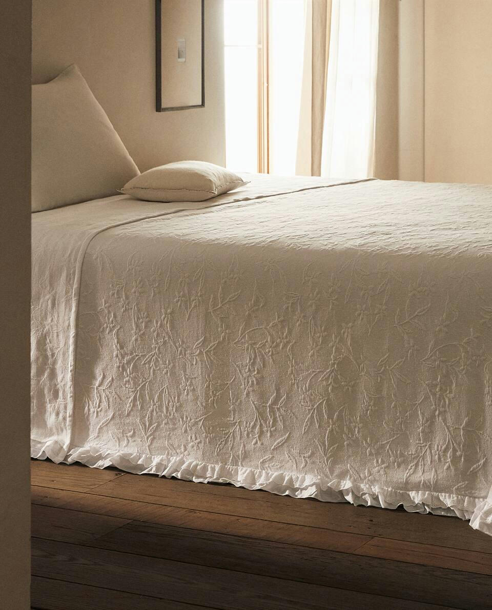 RUFFLE TRIM BEDSPREAD