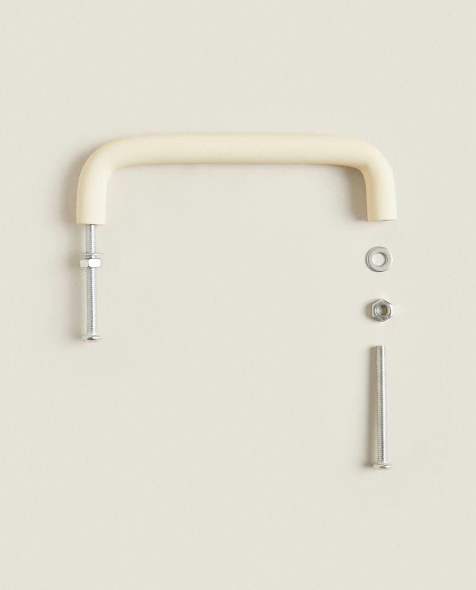 ELONGATED METAL HANDLE