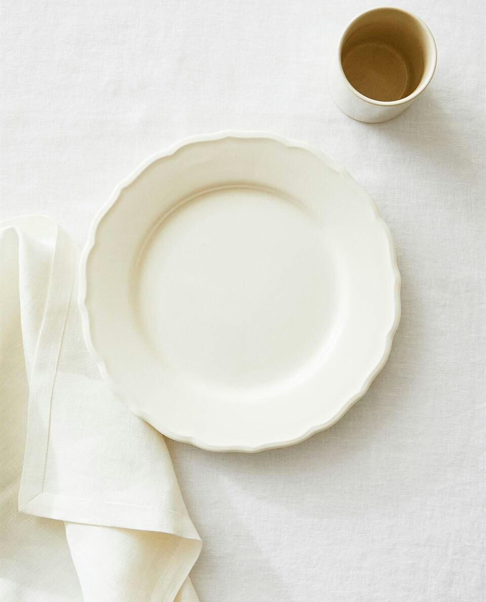 EARTHENWARE DINNER DISH WITH RAISED-DESIGN EDGE