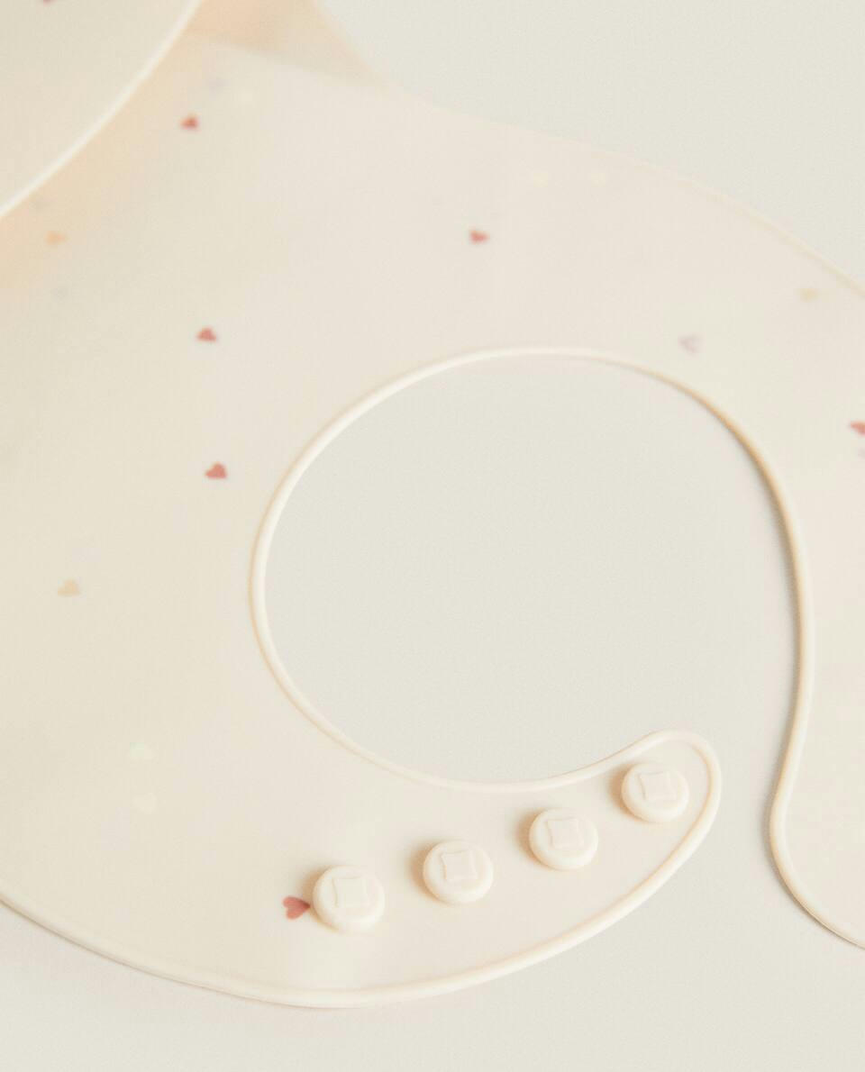 SILICONE HEART PRINT BIB