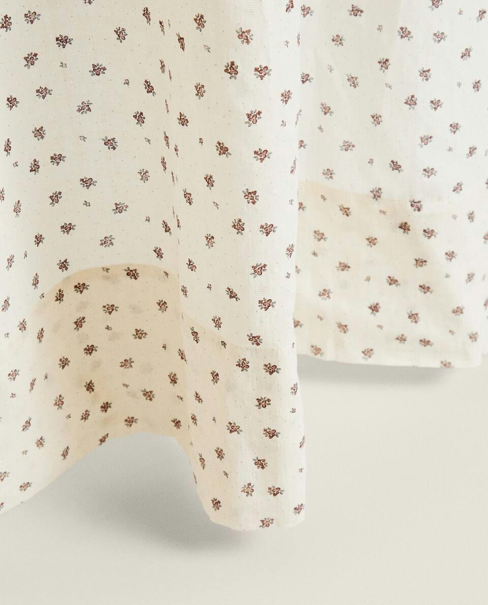 SCALLOPED EDGE FLORAL CURTAIN