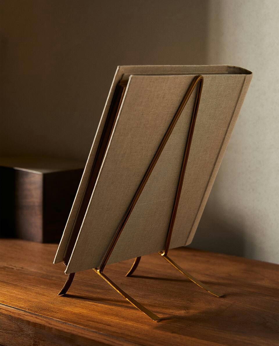 GOLDEN METAL DISPLAY STAND