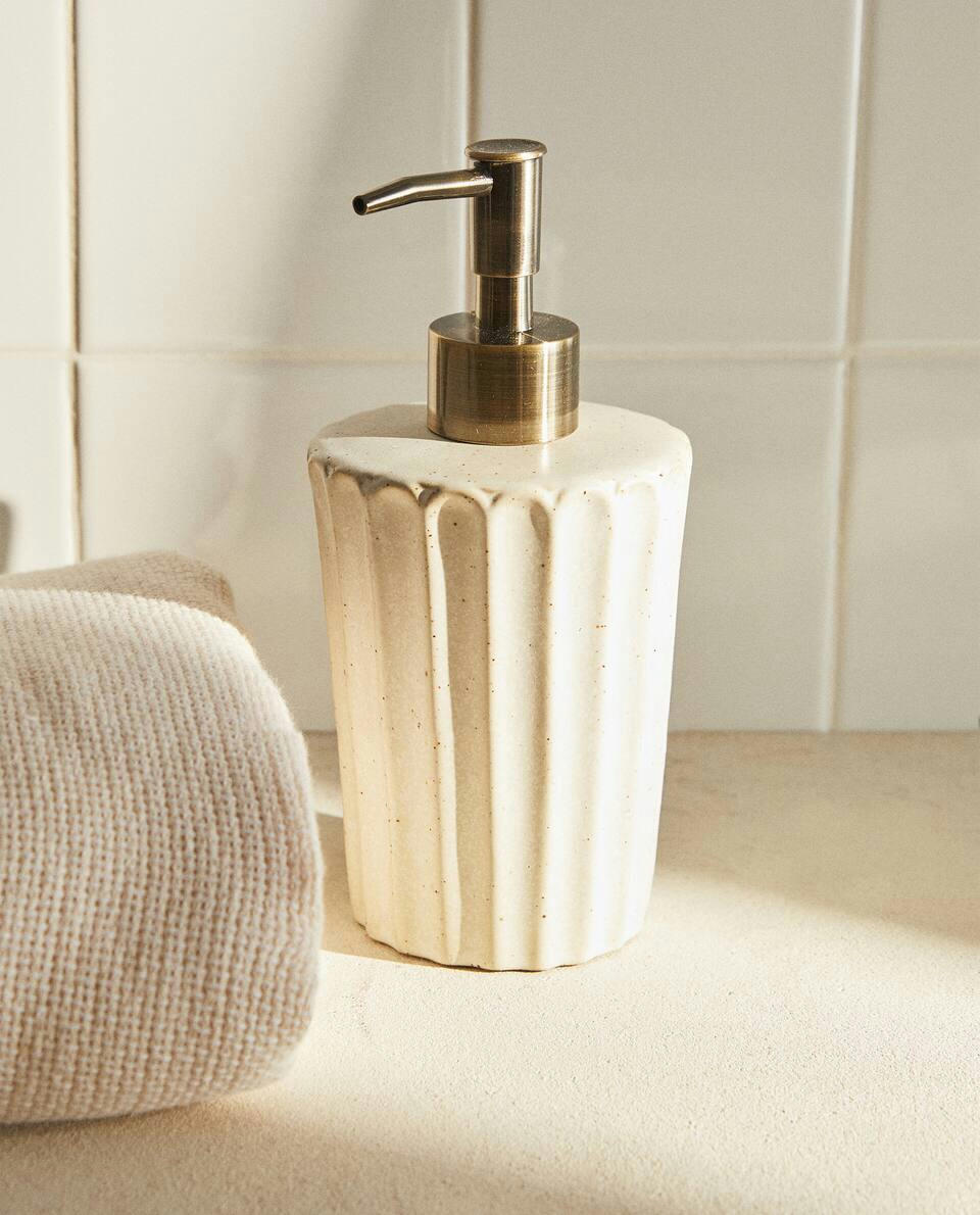 SCALLOPED CERAMIC BATHROOM SET