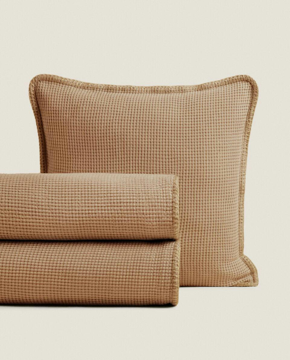 TEXTURED WAFFLE-KNIT BEDSPREAD