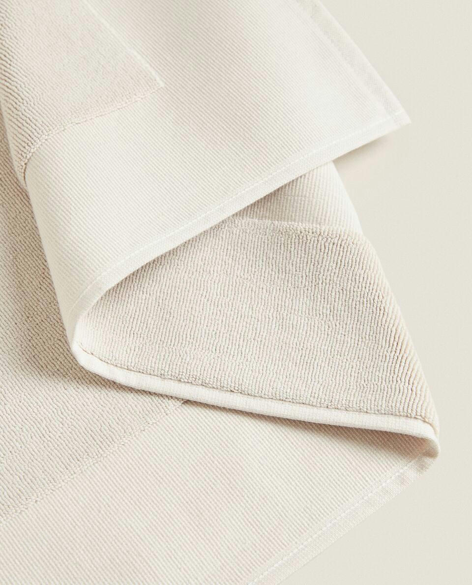 BATH MAT WITH WIDE EDGE