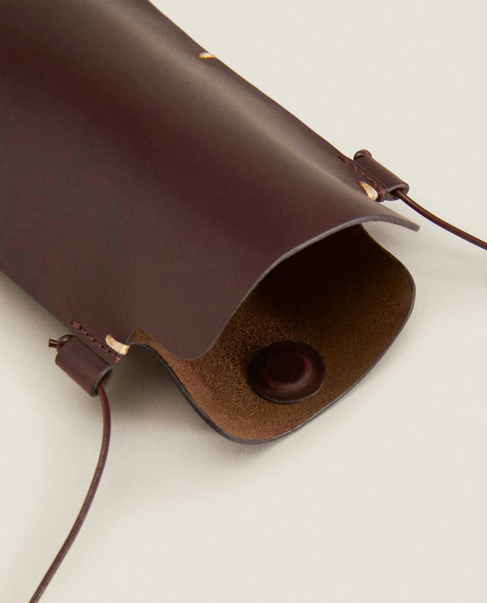 LEATHER MOBILE CASE WITH TOPSTITCHING DETAIL