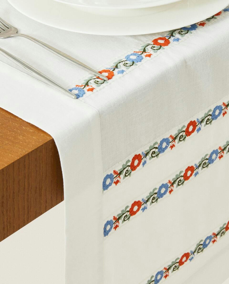 EMBROIDERED COTTON TABLE RUNNER