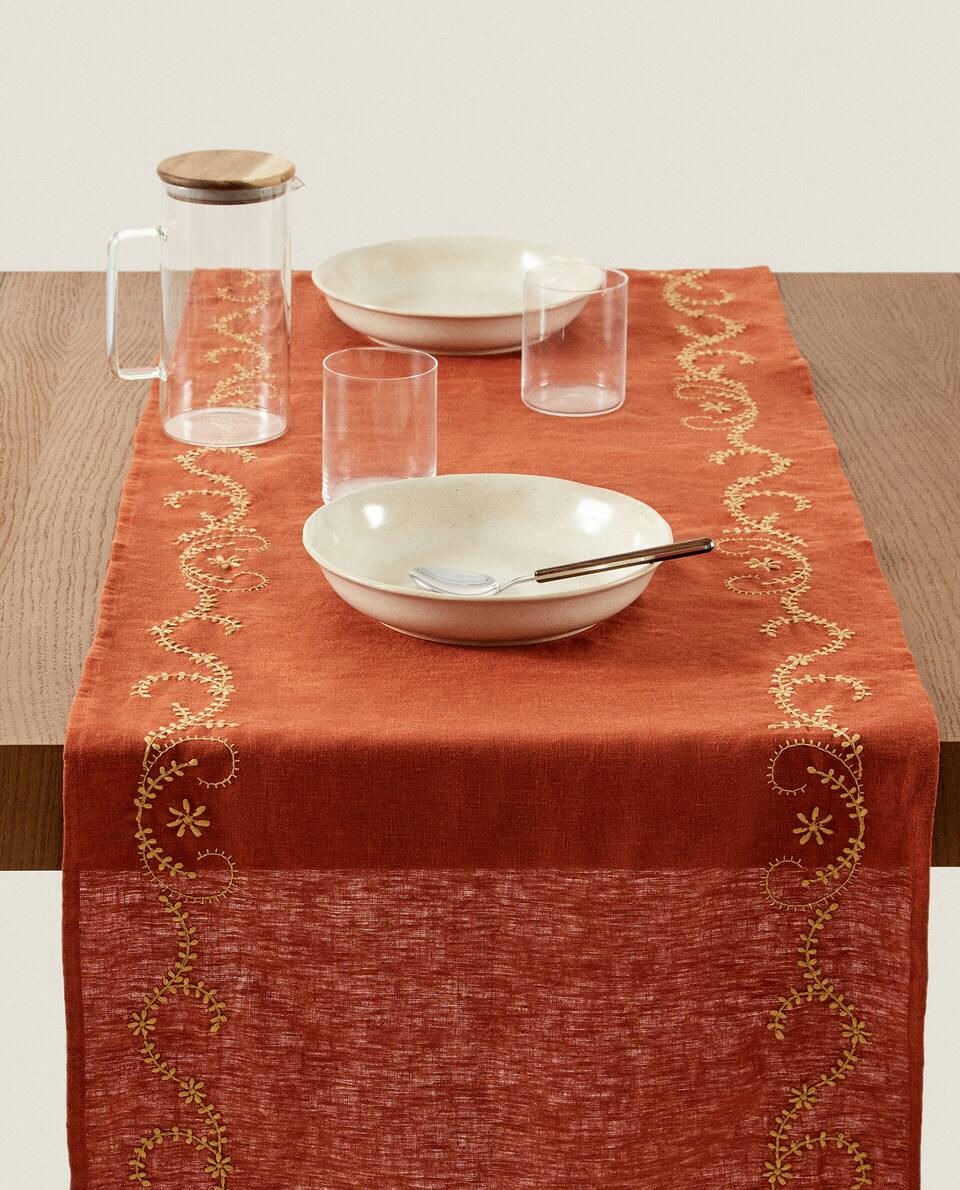 EMBROIDERED LINEN TABLE RUNNER