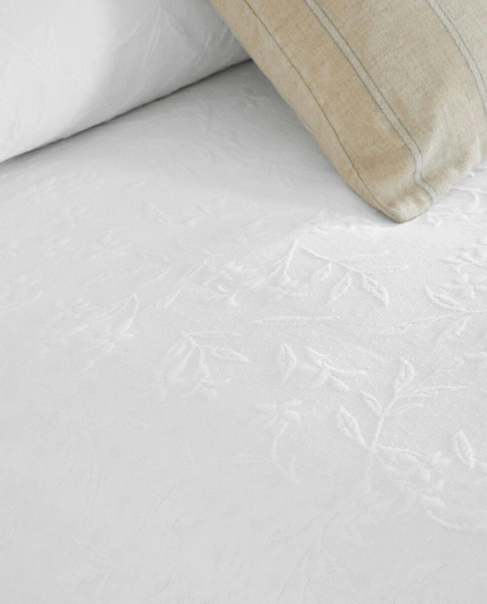 RUFFLE TRIM BEDSPREAD