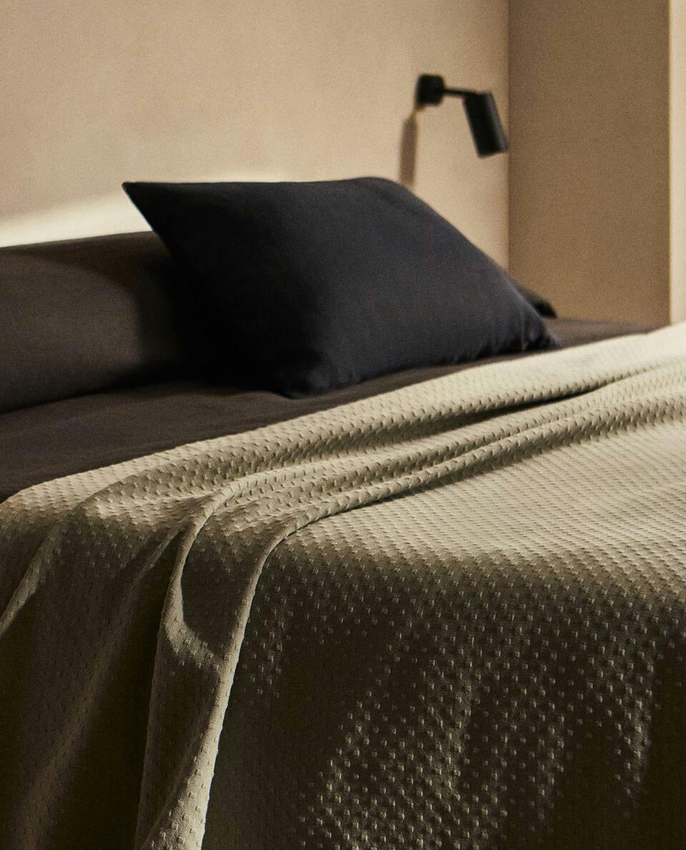 BEDSPREAD WITH POLKA DOT DESIGN