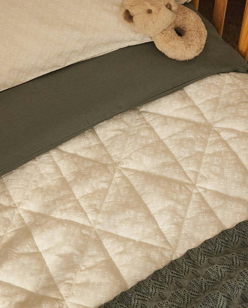 CHILDREN'S FLORAL PRINT QUILT