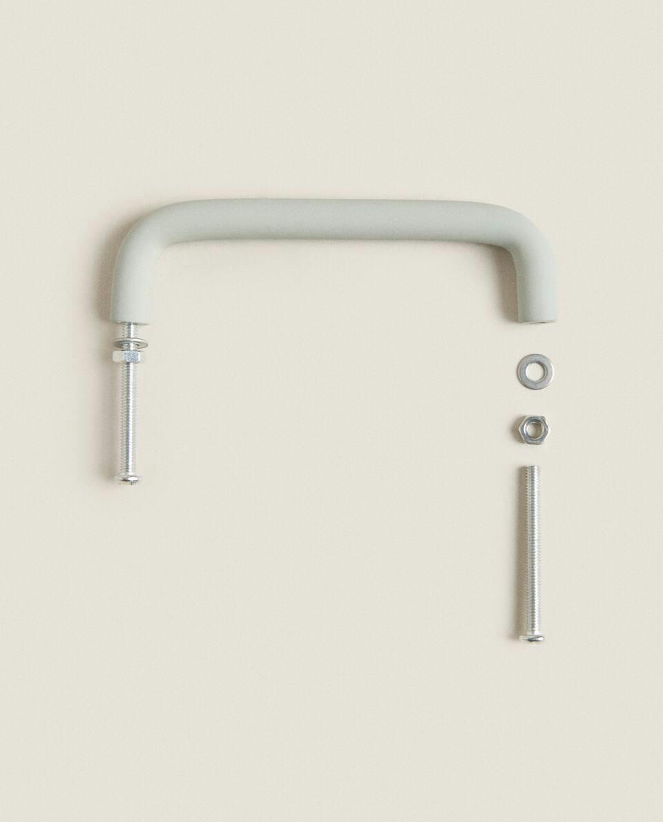 ELONGATED METAL HANDLE