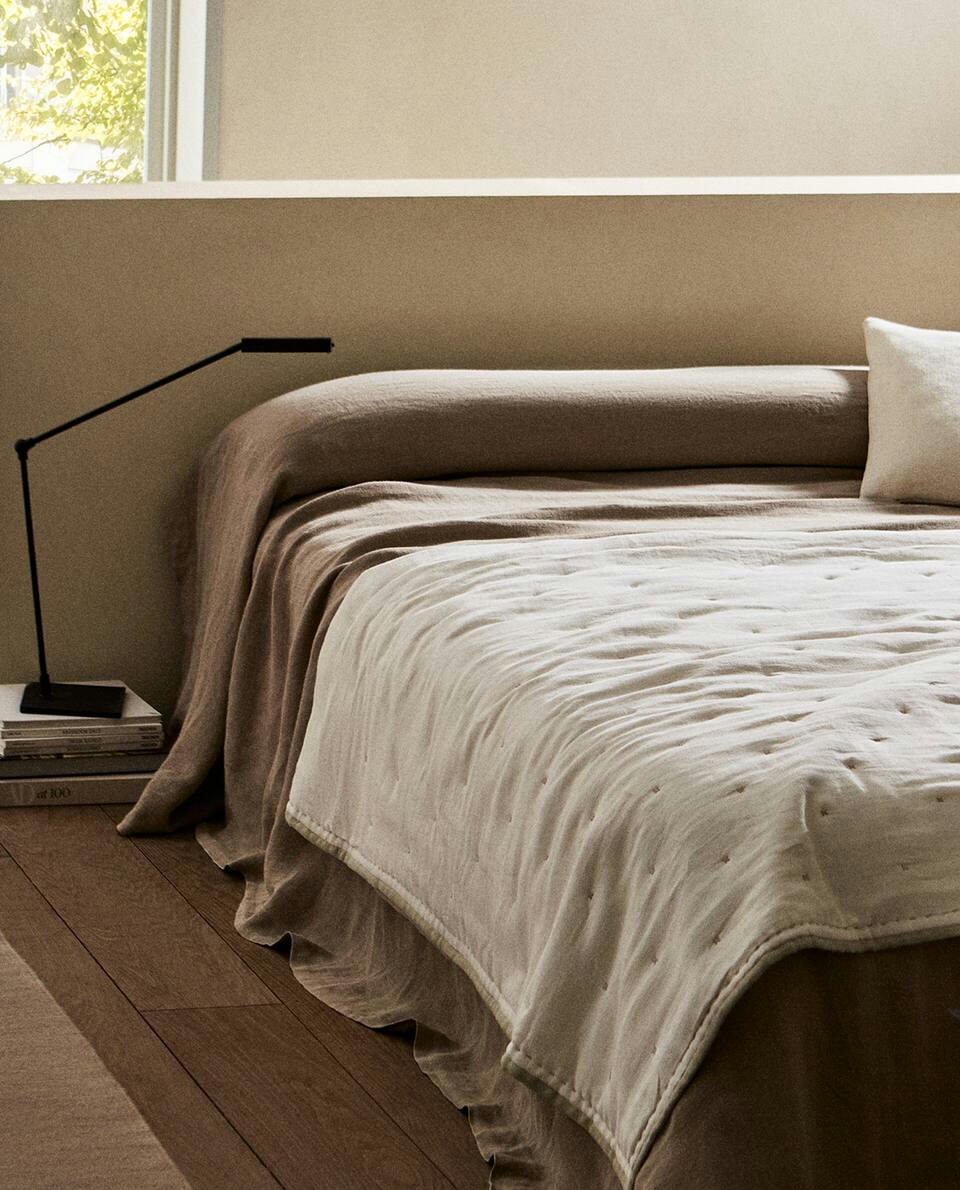 QUILT WITH CONTRAST BORDER