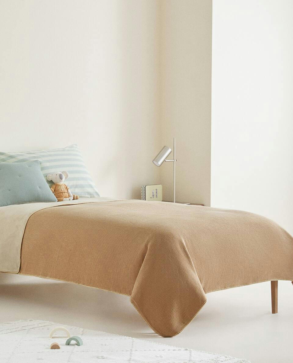 TEXTURED WAFFLE-KNIT BEDSPREAD