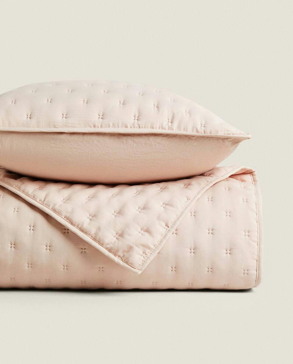 QUILTED QUILT WITH DOTS