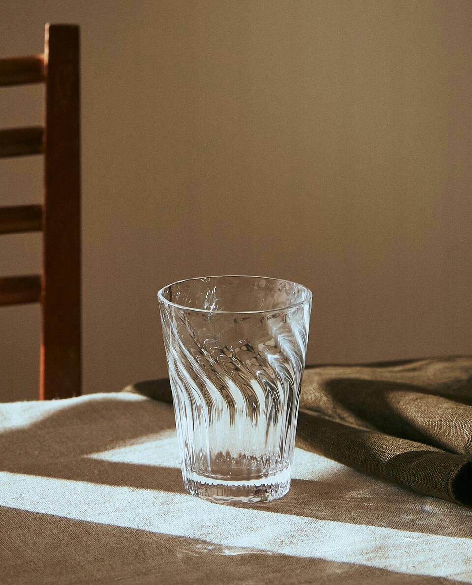 GLASS TUMBLER WITH LINE DESIGN