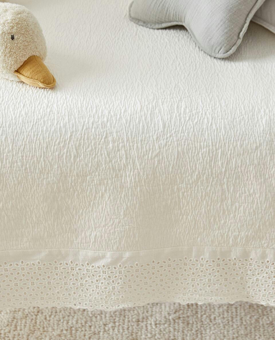 COTTON BEDSPREAD WITH EMBROIDERED RUFFLED TRIMS