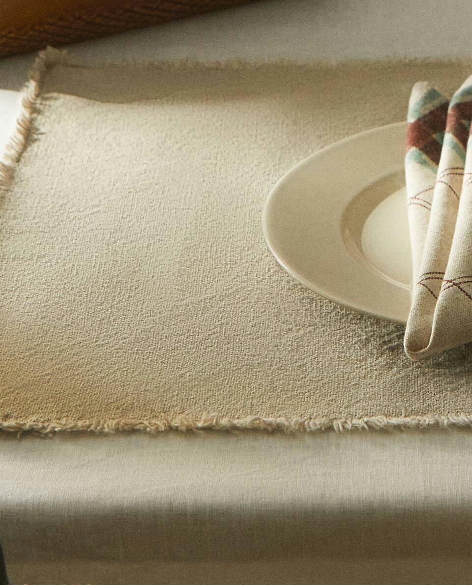 100% LINEN PLACEMAT WITH FRINGING