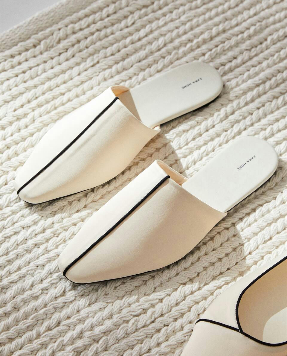 MULE SLIPPERS WITH CONTRAST DETAIL