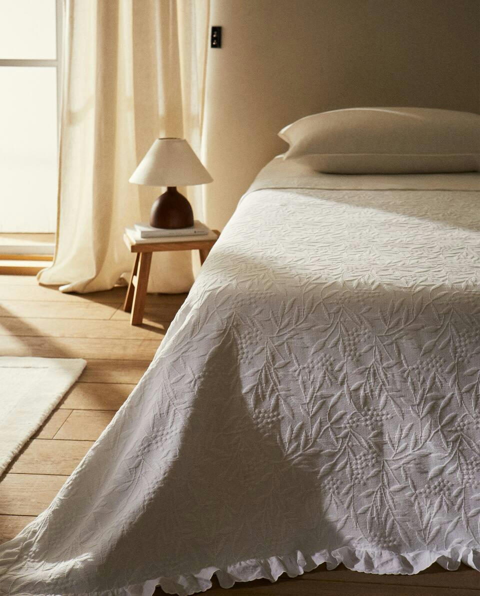 RUFFLE TRIM BEDSPREAD