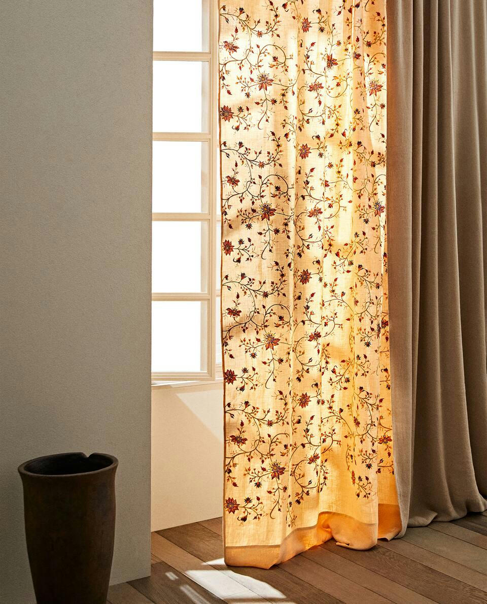 CURTAIN WITH FLORAL EMBROIDERY