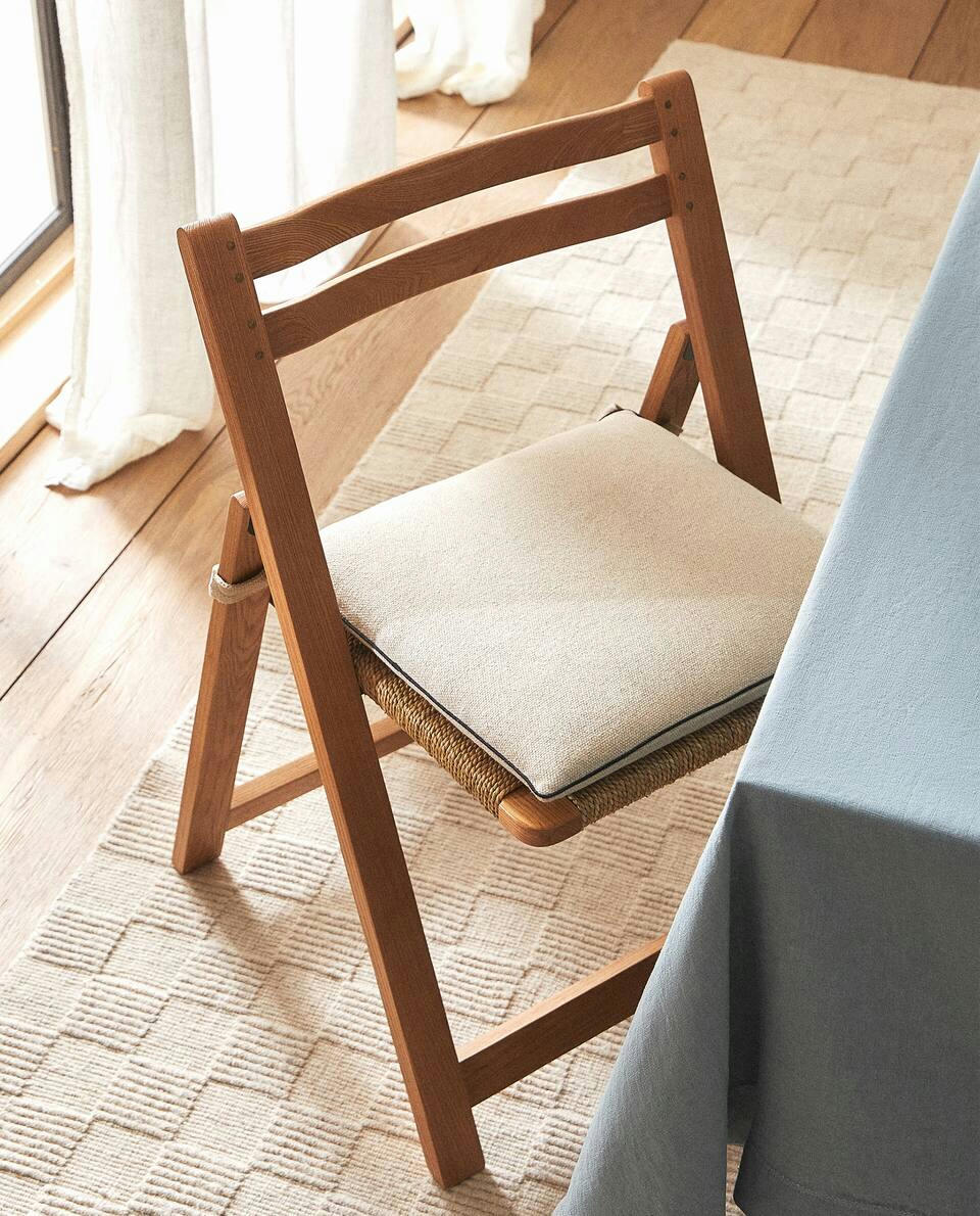 SEAT CUSHION WITH PIPING