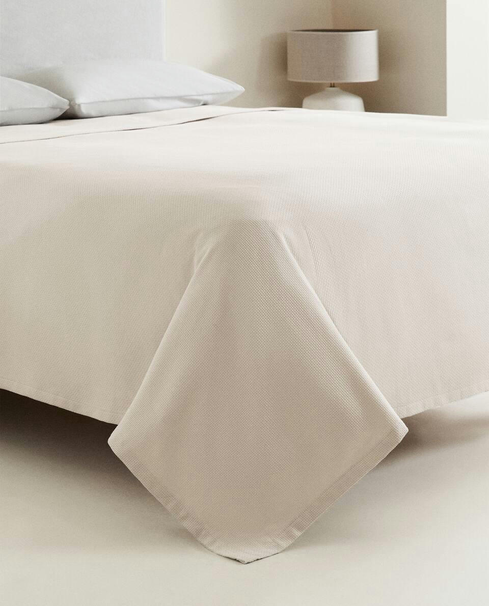 TEXTURED BEDSPREAD