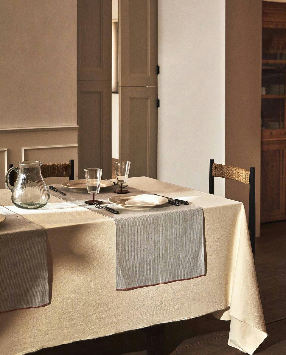 LINEN RUNNER WITH TOPSTITCHING