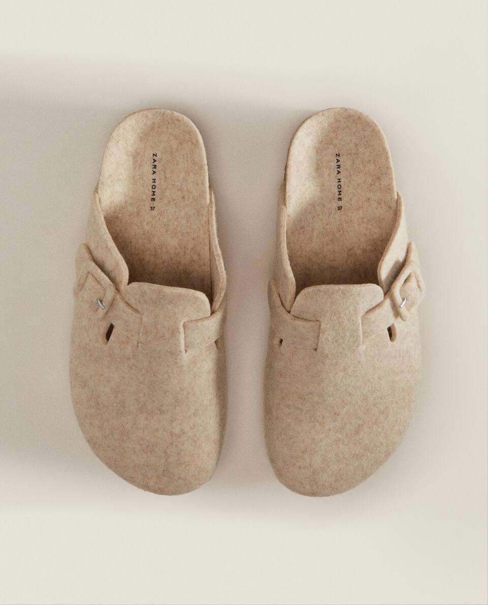 COVERED BUCKLE FELT MULE SLIPPERS