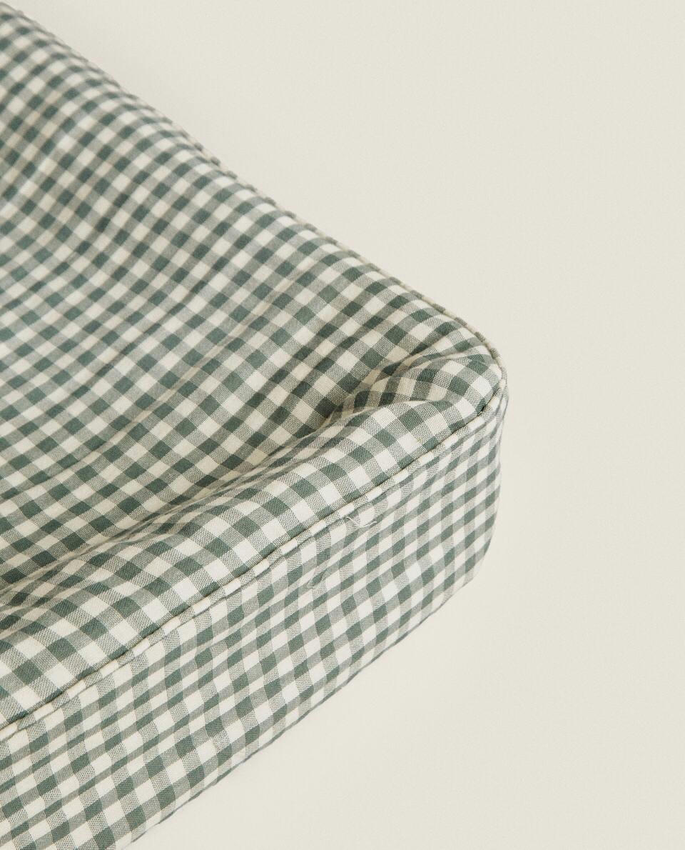 CHILDREN’S GINGHAM CHANGING MAT