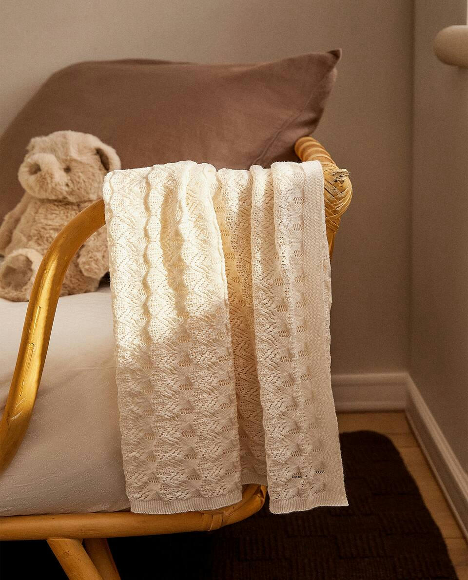 CHILDREN’S OPEN-KNIT COTTON BLANKET