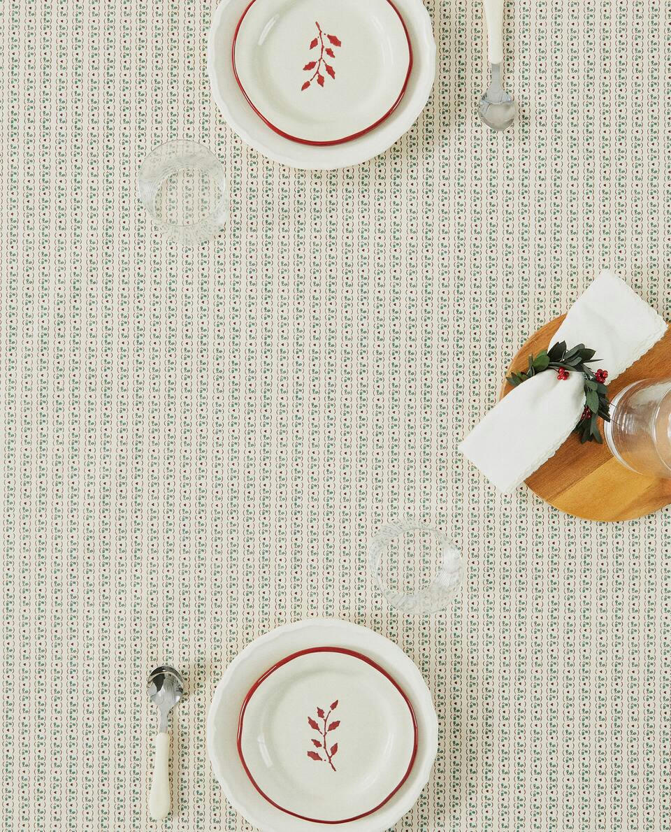 CHILDREN’S RESIN-COATED CHRISTMAS TABLECLOTH