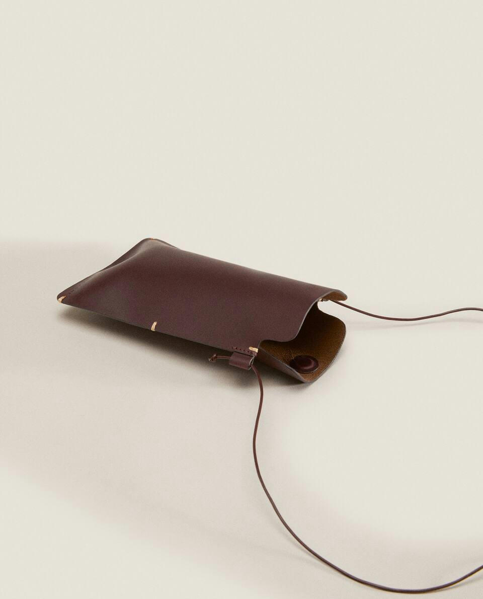 LEATHER MOBILE CASE WITH TOPSTITCHING DETAIL