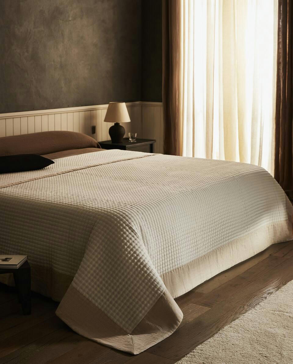 TEXTURED QUILT WITH LINEN BORDER