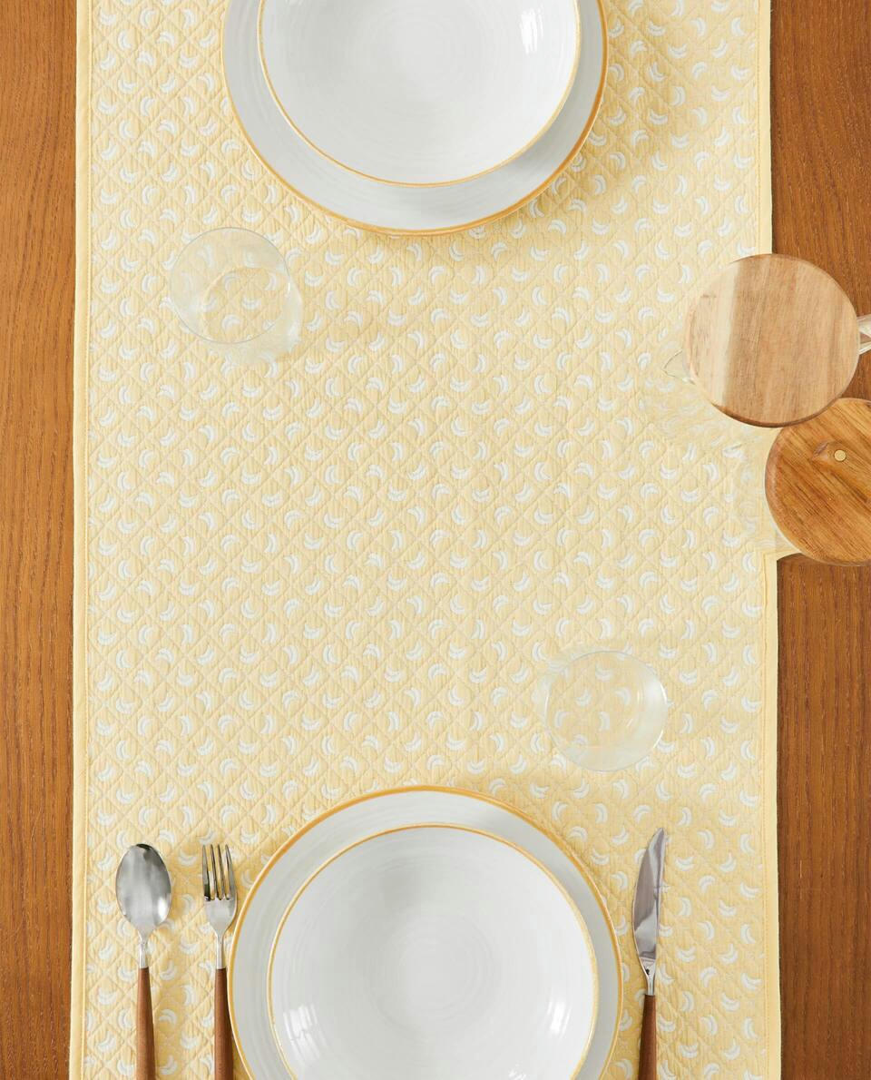 COTTON TABLE RUNNER WITH BANANA DETAIL