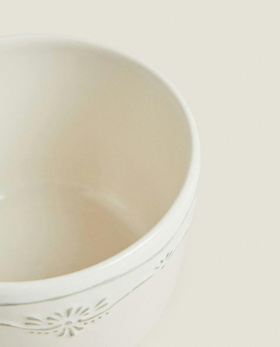 EARTHENWARE BREAKFAST MUG WITH RAISED CHRISTMAS DESIGN