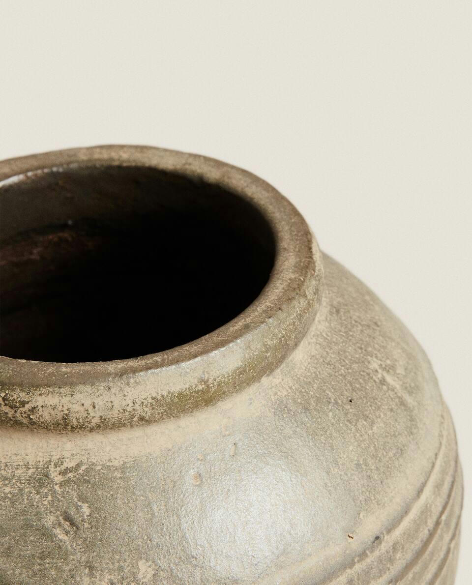 CERAMIC VASE WITH LINES