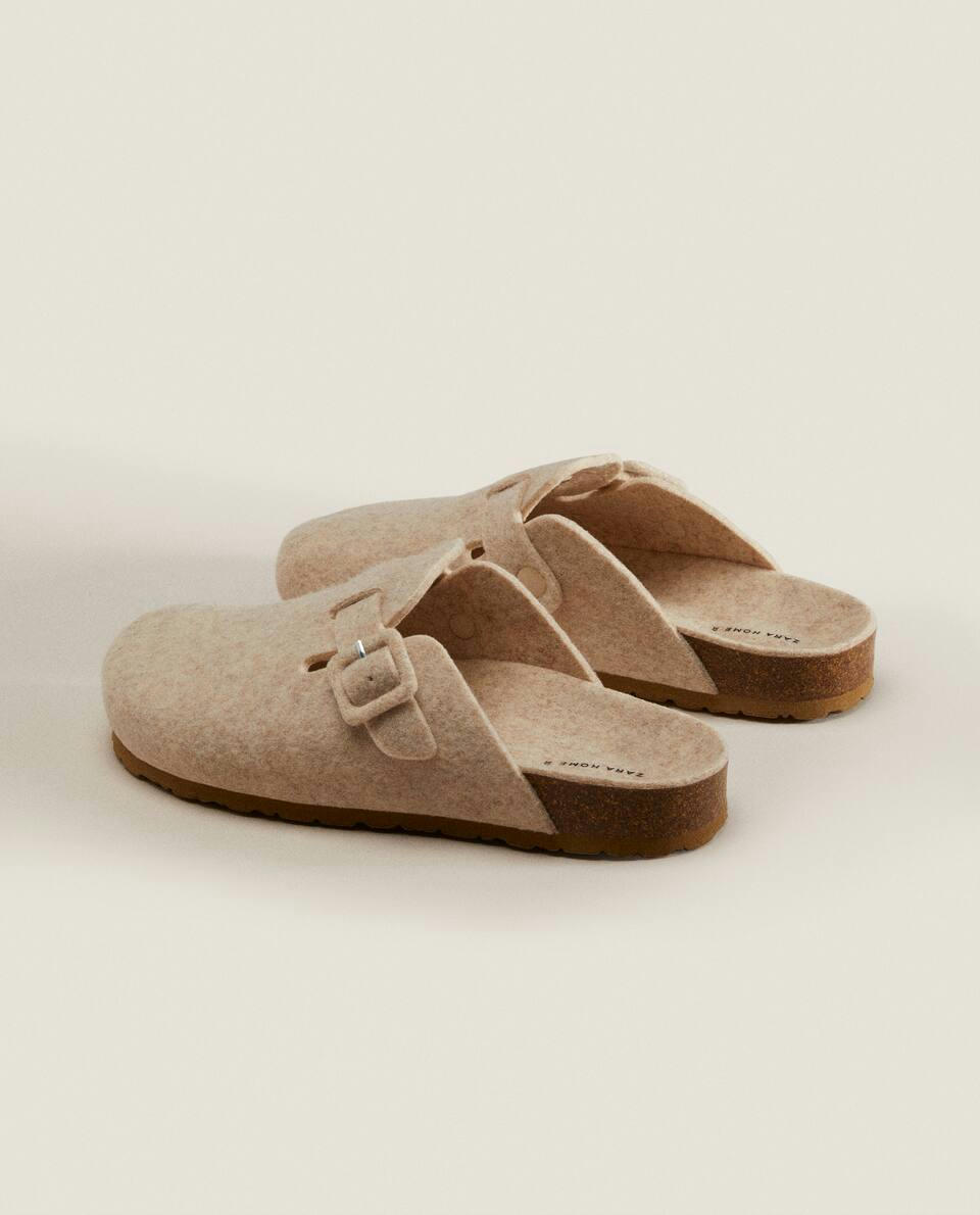 COVERED BUCKLE FELT MULE SLIPPERS