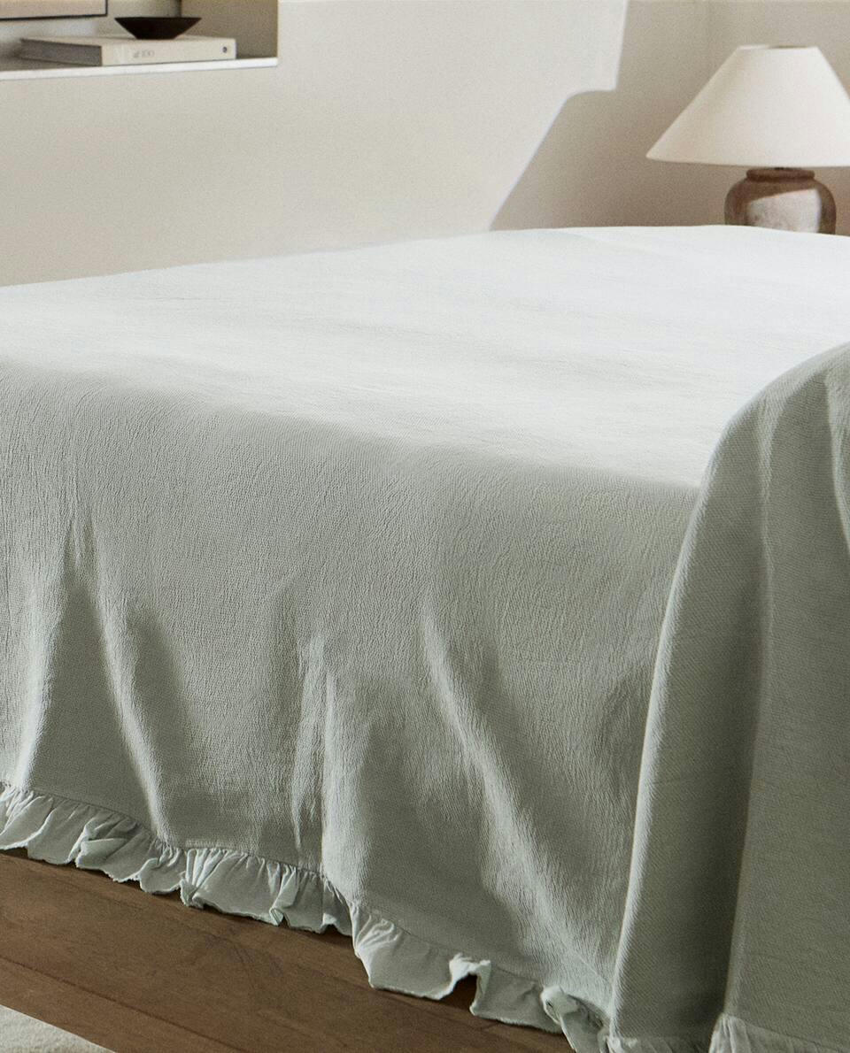 RUFFLE TRIM BEDSPREAD