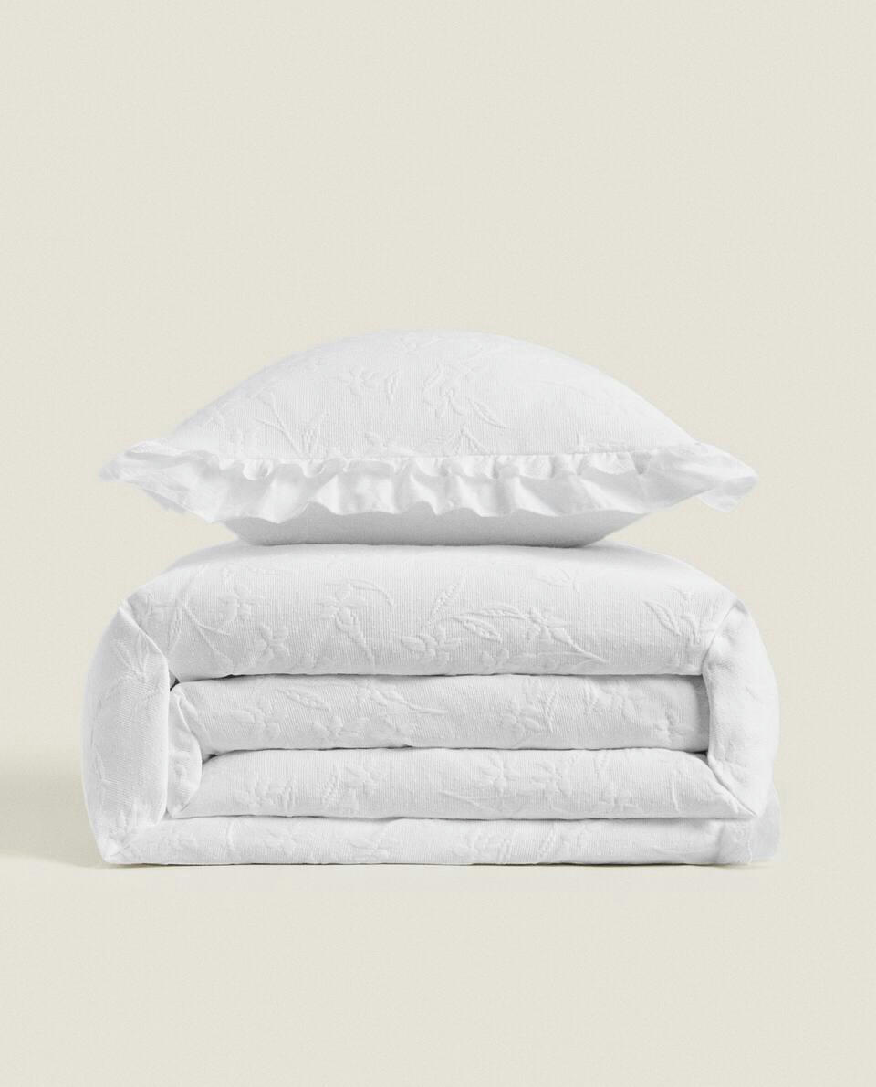 RUFFLE TRIM BEDSPREAD