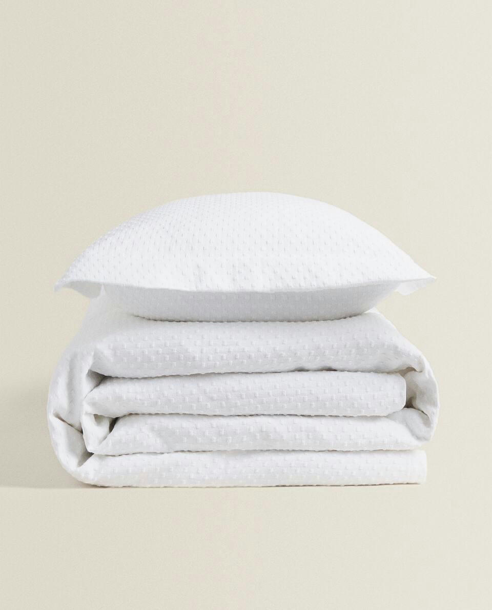 BEDSPREAD WITH POLKA DOT DESIGN