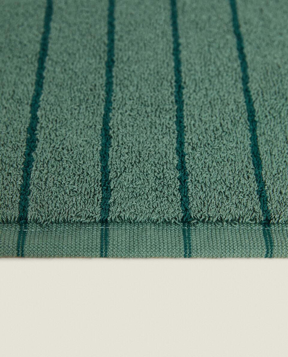 CONTRAST STRIPE BATH MAT