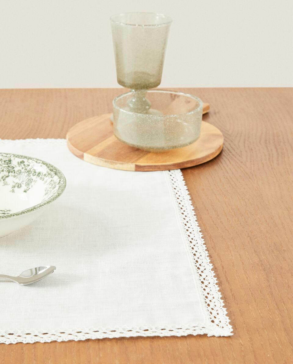 LINEN PLACEMAT WITH LACE TRIM