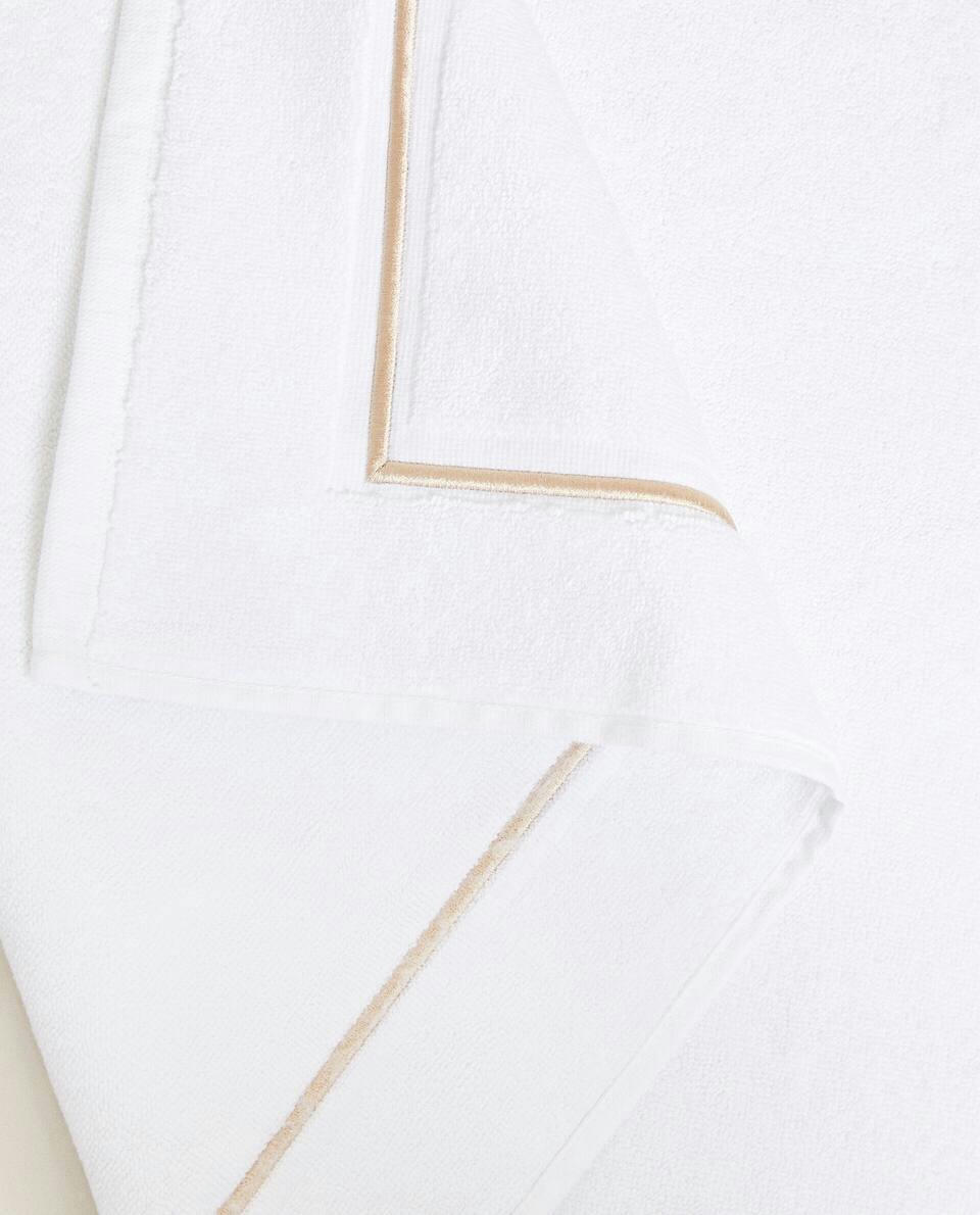 SCALLOPED EDGE BATH MAT