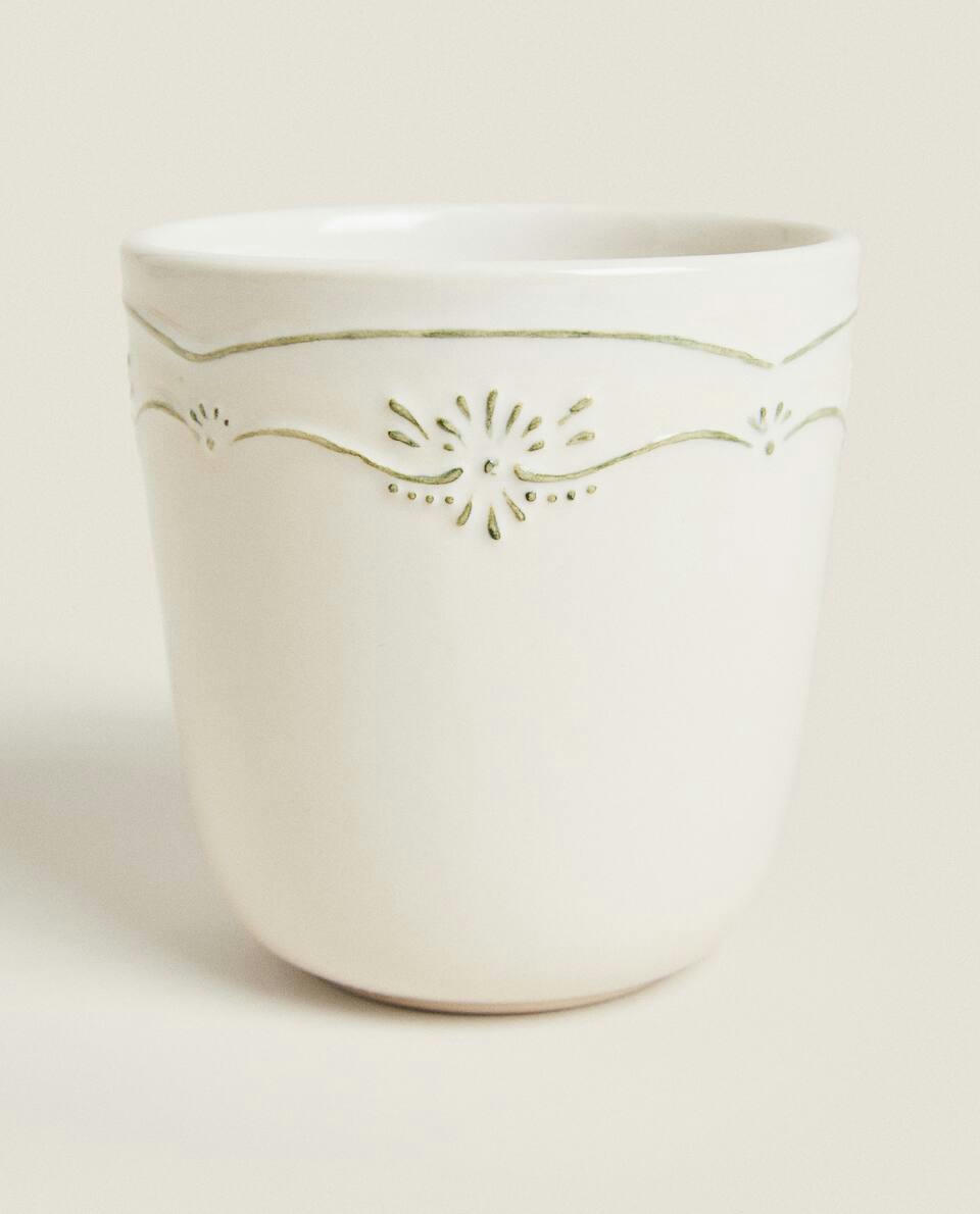 EARTHENWARE MUG WITH RAISED CHRISTMAS DESIGN