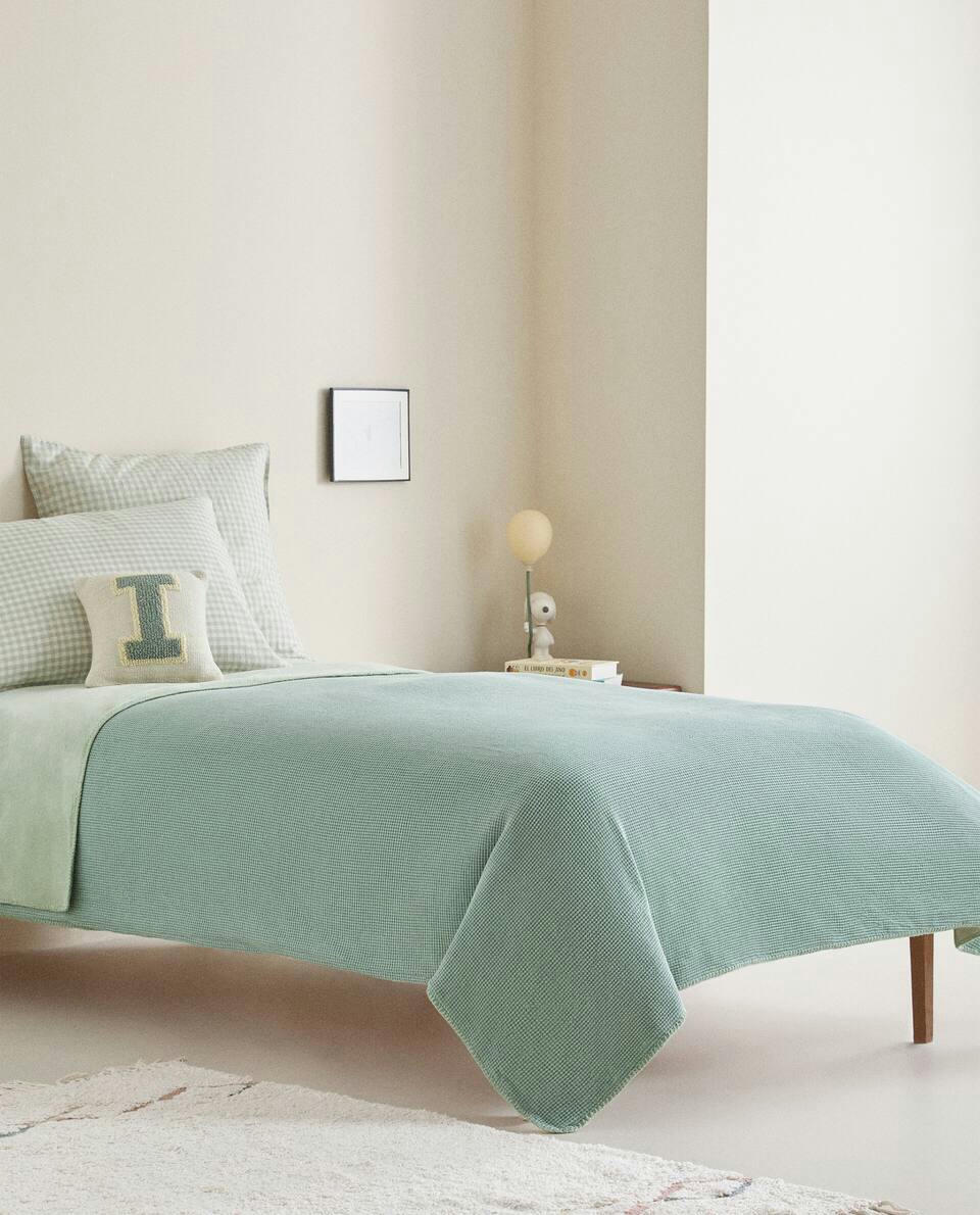 TEXTURED WAFFLE-KNIT BEDSPREAD