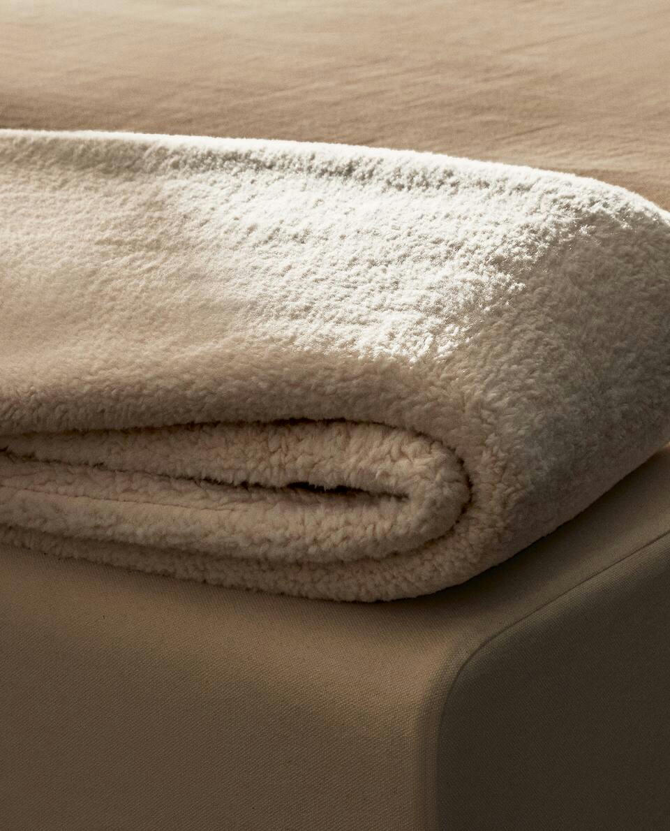 REVERSIBLE FLEECE BLANKET