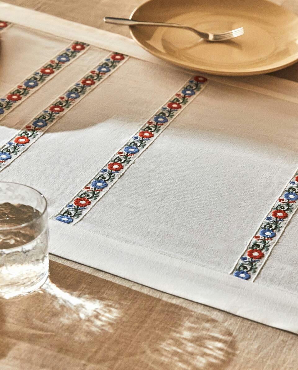 EMBROIDERED COTTON TABLE RUNNER
